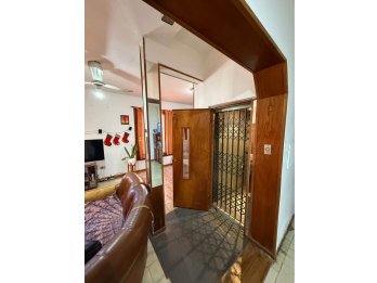 VENDE CASA EN ESQUINA – ZONA PARACAO (CON ASCENSOR)