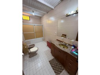 VENDE CASA EN ESQUINA – ZONA PARACAO (CON ASCENSOR)