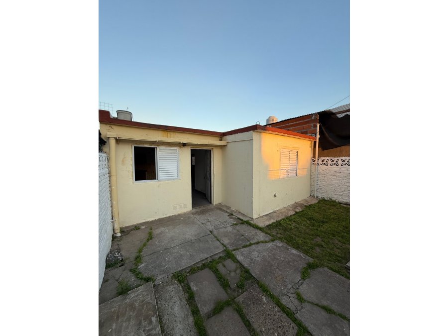 VENDE CASA CON PATIO Y TODOS LOS SERVICIOS