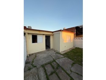 VENDE CASA CON PATIO Y TODOS LOS SERVICIOS