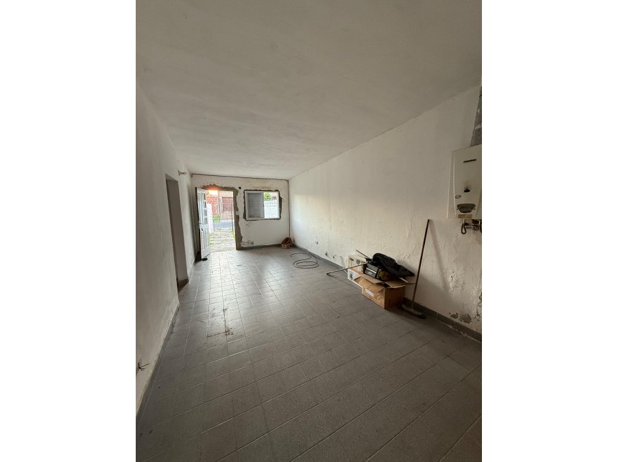 VENDE CASA CON PATIO Y TODOS LOS SERVICIOS