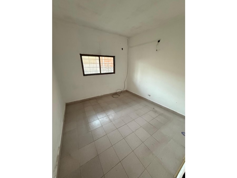 VENDE CASA CON PATIO Y TODOS LOS SERVICIOS