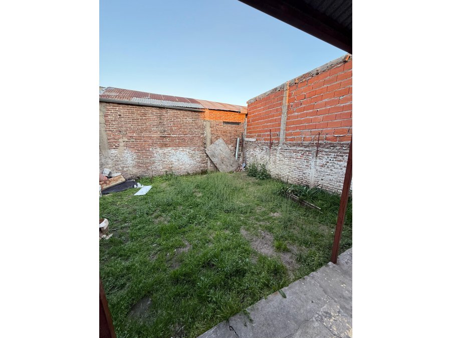 VENDE CASA CON PATIO Y TODOS LOS SERVICIOS
