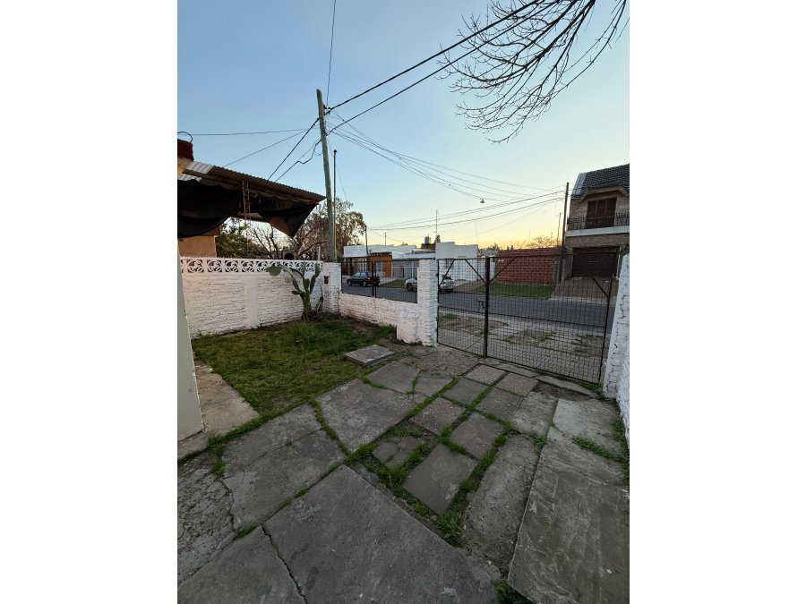 VENDE CASA CON PATIO Y TODOS LOS SERVICIOS