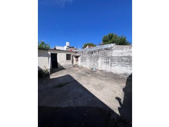 VENDE CASA A REFACCIONAR ZONA NORTE - ESC. DE POLICÍA