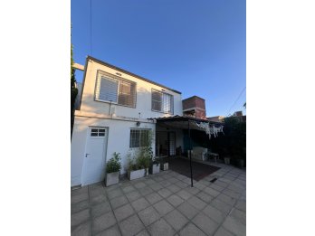VENDE CASA DE 4 DORMITORIOS - COCHERA DOBLE Y PILETA