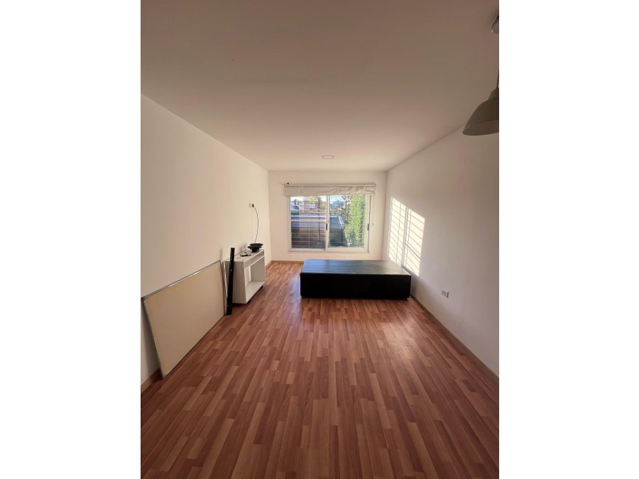 VENDE CASA DE 4 DORMITORIOS - COCHERA DOBLE Y PILETA