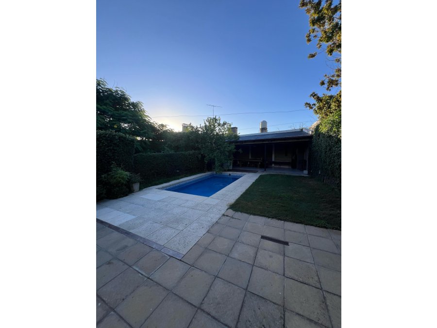 VENDE CASA DE 4 DORMITORIOS - COCHERA DOBLE Y PILETA
