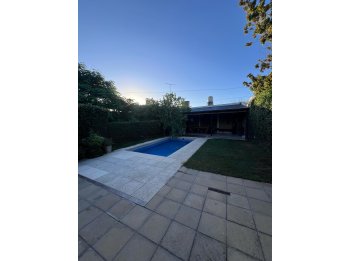 VENDE CASA DE 4 DORMITORIOS - COCHERA DOBLE Y PILETA