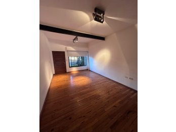 VENDE CASA DE 4 DORMITORIOS - COCHERA DOBLE Y PILETA