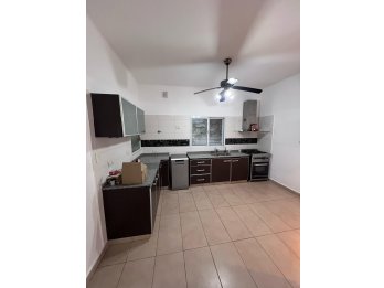 VENDE CASA DE 4 DORMITORIOS - COCHERA DOBLE Y PILETA
