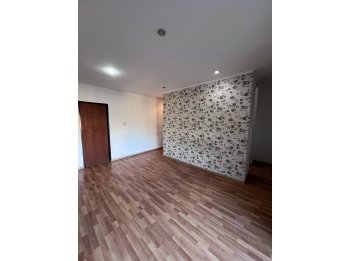 VENDE CASA DE 4 DORMITORIOS - COCHERA DOBLE Y PILETA