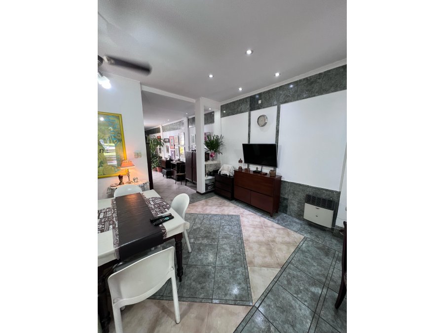 VENDE CASA CON PATIO EN EL CENTRO