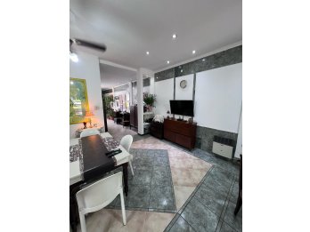 VENDE CASA CON PATIO EN EL CENTRO