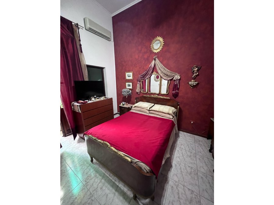 VENDE CASA CON PATIO EN EL CENTRO