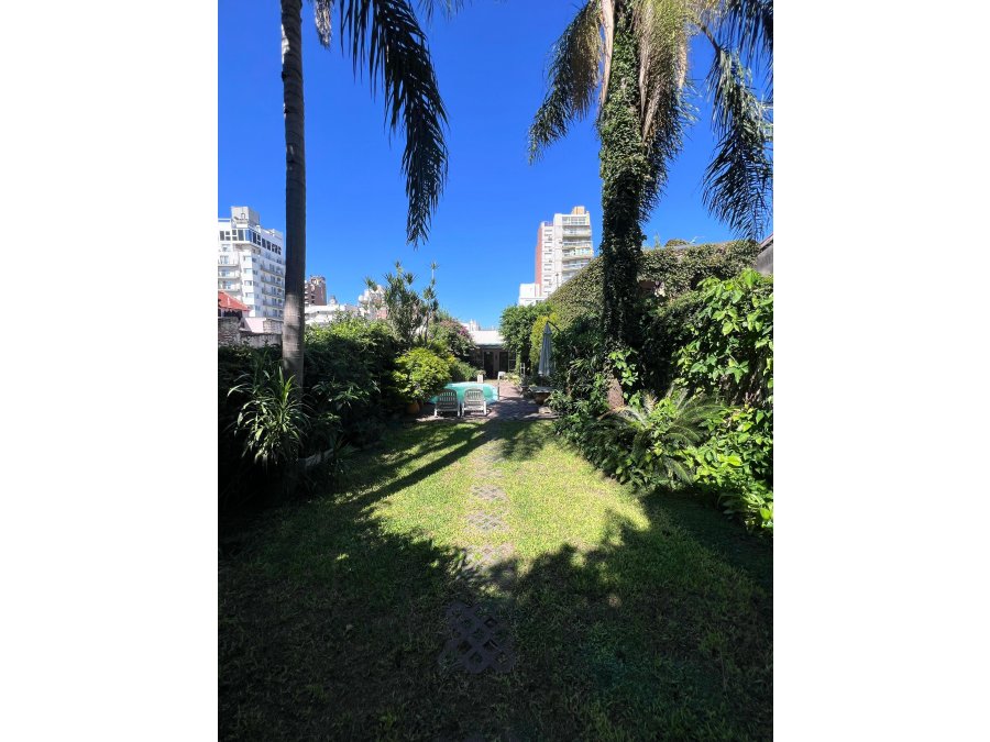VENDE CASA CON PATIO EN EL CENTRO