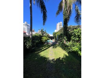VENDE CASA CON PATIO EN EL CENTRO
