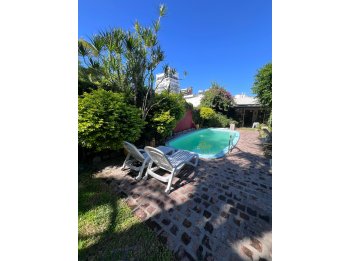 VENDE CASA CON PATIO EN EL CENTRO