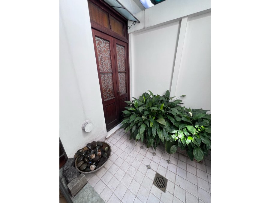VENDE CASA CON PATIO EN EL CENTRO