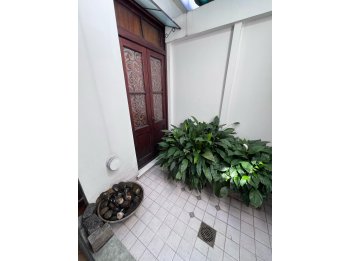 VENDE CASA CON PATIO EN EL CENTRO