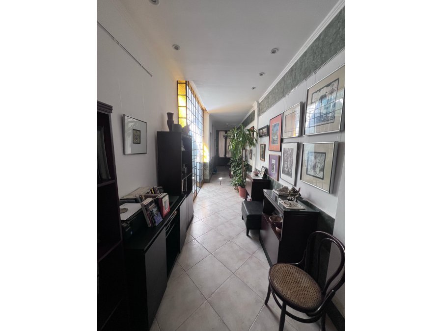 VENDE CASA CON PATIO EN EL CENTRO