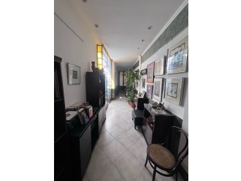 VENDE CASA CON PATIO EN EL CENTRO