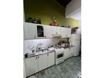 VENDE CASA CON PATIO EN EL CENTRO