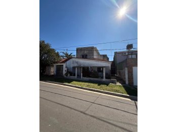 VENDE CASA CON PATIO Y COCHERA + DPTO P.A A TERMINAR