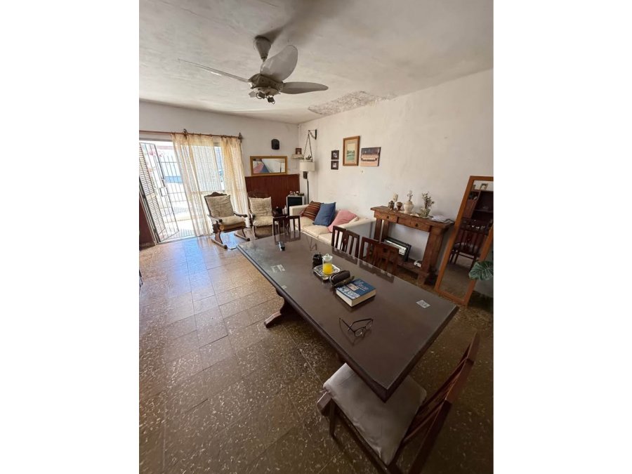 VENDE CASA CON PATIO Y COCHERA + DPTO P.A A TERMINAR