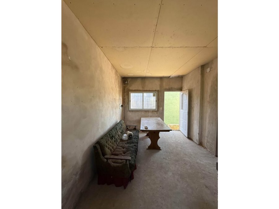 VENDE CASA CON PATIO Y COCHERA + DPTO P.A A TERMINAR