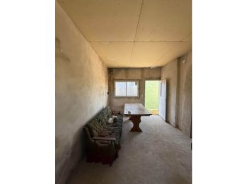 VENDE CASA CON PATIO Y COCHERA + DPTO P.A A TERMINAR