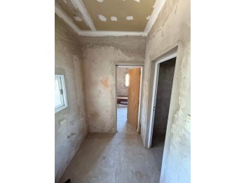 VENDE CASA CON PATIO Y COCHERA + DPTO P.A A TERMINAR