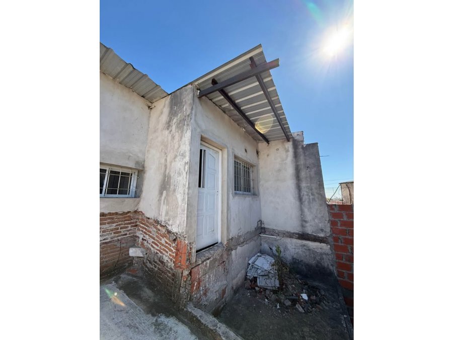 VENDE CASA CON PATIO Y COCHERA + DPTO P.A A TERMINAR