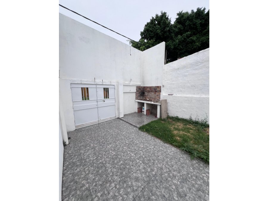 VENDE CASA A ESTRENAR CON PATIO Y COCHERA