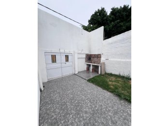 VENDE CASA A ESTRENAR CON PATIO Y COCHERA