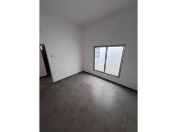 VENDE CASA A ESTRENAR CON PATIO Y COCHERA