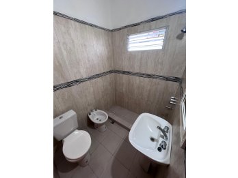 VENDE CASA A ESTRENAR CON PATIO Y COCHERA