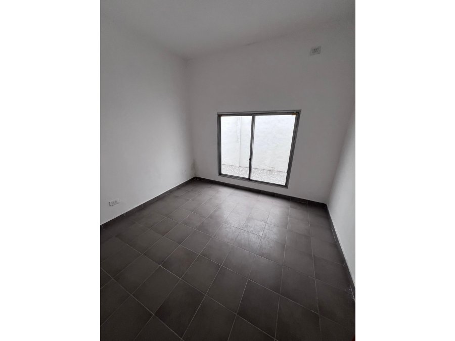 VENDE CASA A ESTRENAR CON PATIO Y COCHERA