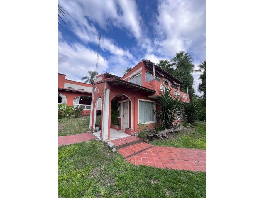 VENDE AMPLIA CASA EN BARRIO PRIVADO “COLINAS DEL GOLF”