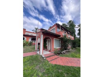 VENDE AMPLIA CASA EN BARRIO PRIVADO “COLINAS DEL GOLF”