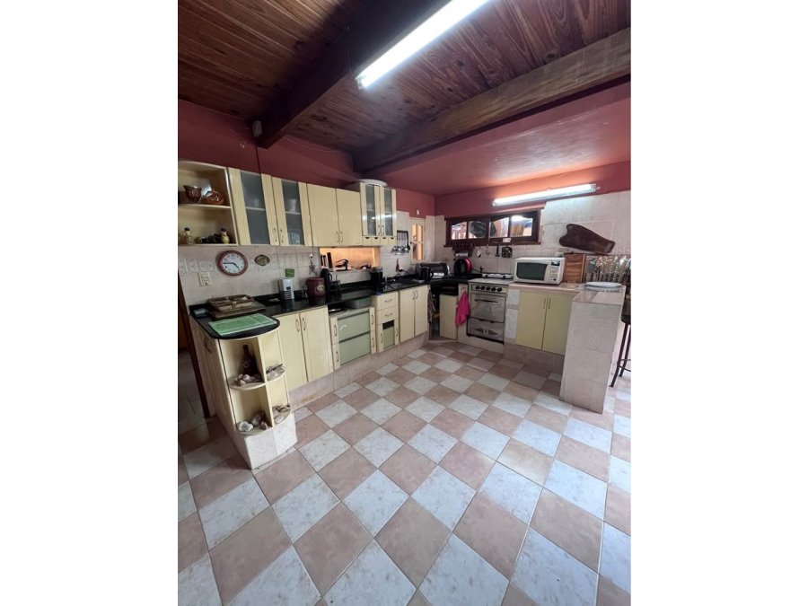 VENDE AMPLIA CASA EN BARRIO PRIVADO “COLINAS DEL GOLF”