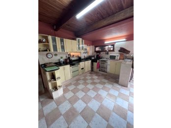 VENDE AMPLIA CASA EN BARRIO PRIVADO “COLINAS DEL GOLF”
