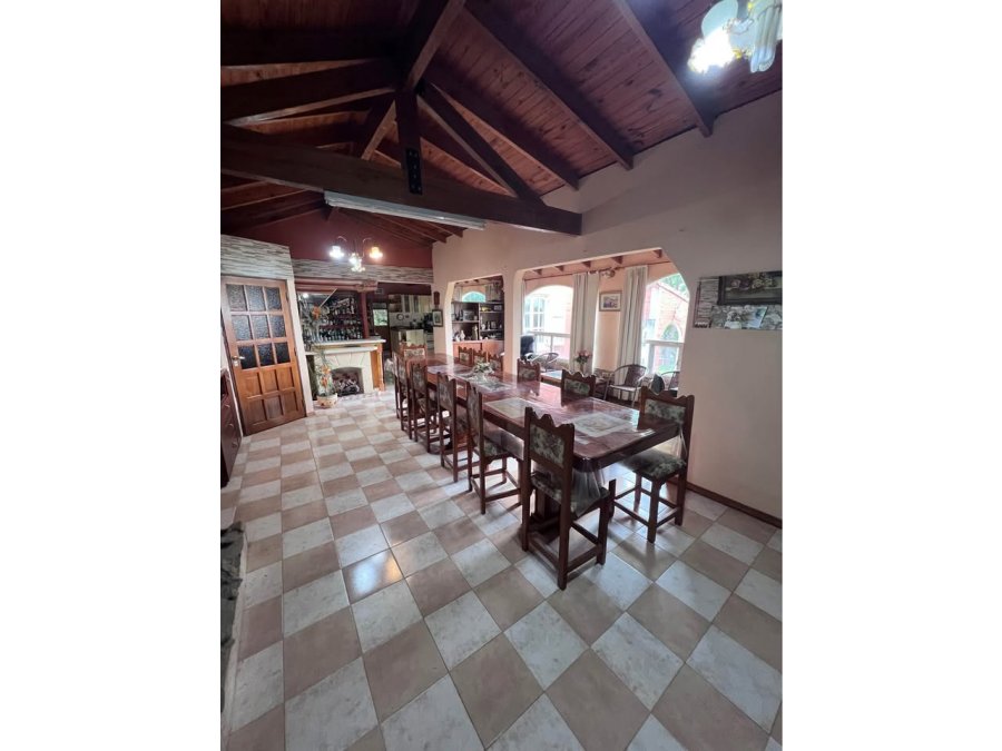 VENDE AMPLIA CASA EN BARRIO PRIVADO “COLINAS DEL GOLF”