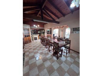 VENDE AMPLIA CASA EN BARRIO PRIVADO “COLINAS DEL GOLF”