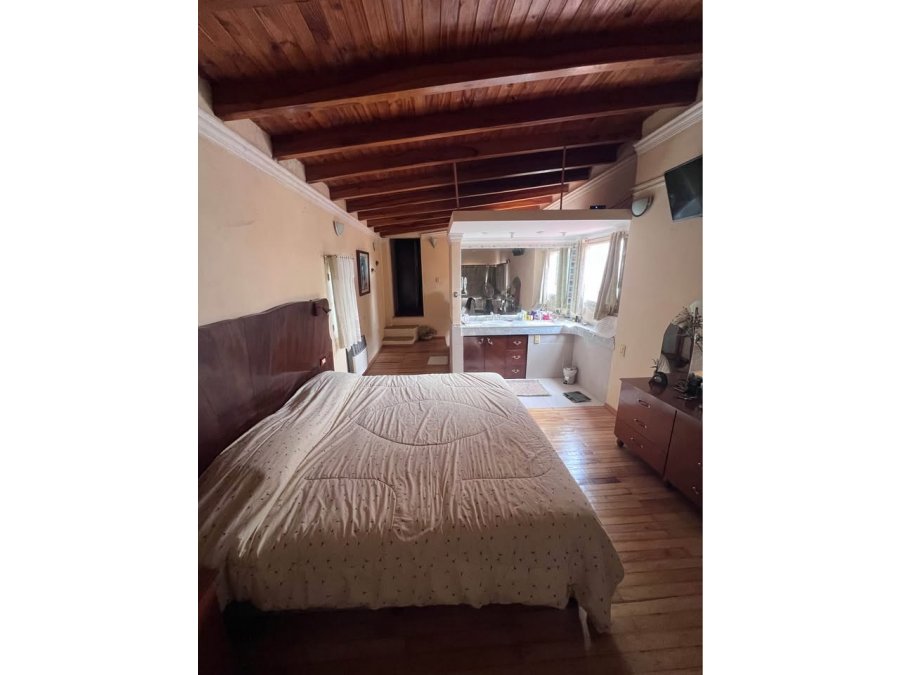 VENDE AMPLIA CASA EN BARRIO PRIVADO “COLINAS DEL GOLF”