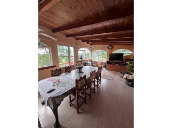 VENDE AMPLIA CASA EN BARRIO PRIVADO “COLINAS DEL GOLF”