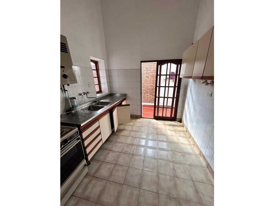 CASA 3 DORM, 2 BAÑOS COCHERA Y FONDO VERDE, ZONA EJERCITO
