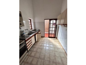 CASA 3 DORM, 2 BAÑOS COCHERA Y FONDO VERDE, ZONA EJERCITO