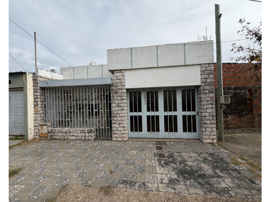 VENTA - CASA A REFACCIONAR - 2 DORMITORIOS CON COCHERA