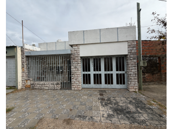 VENTA - CASA A REFACCIONAR - 2 DORMITORIOS CON COCHERA